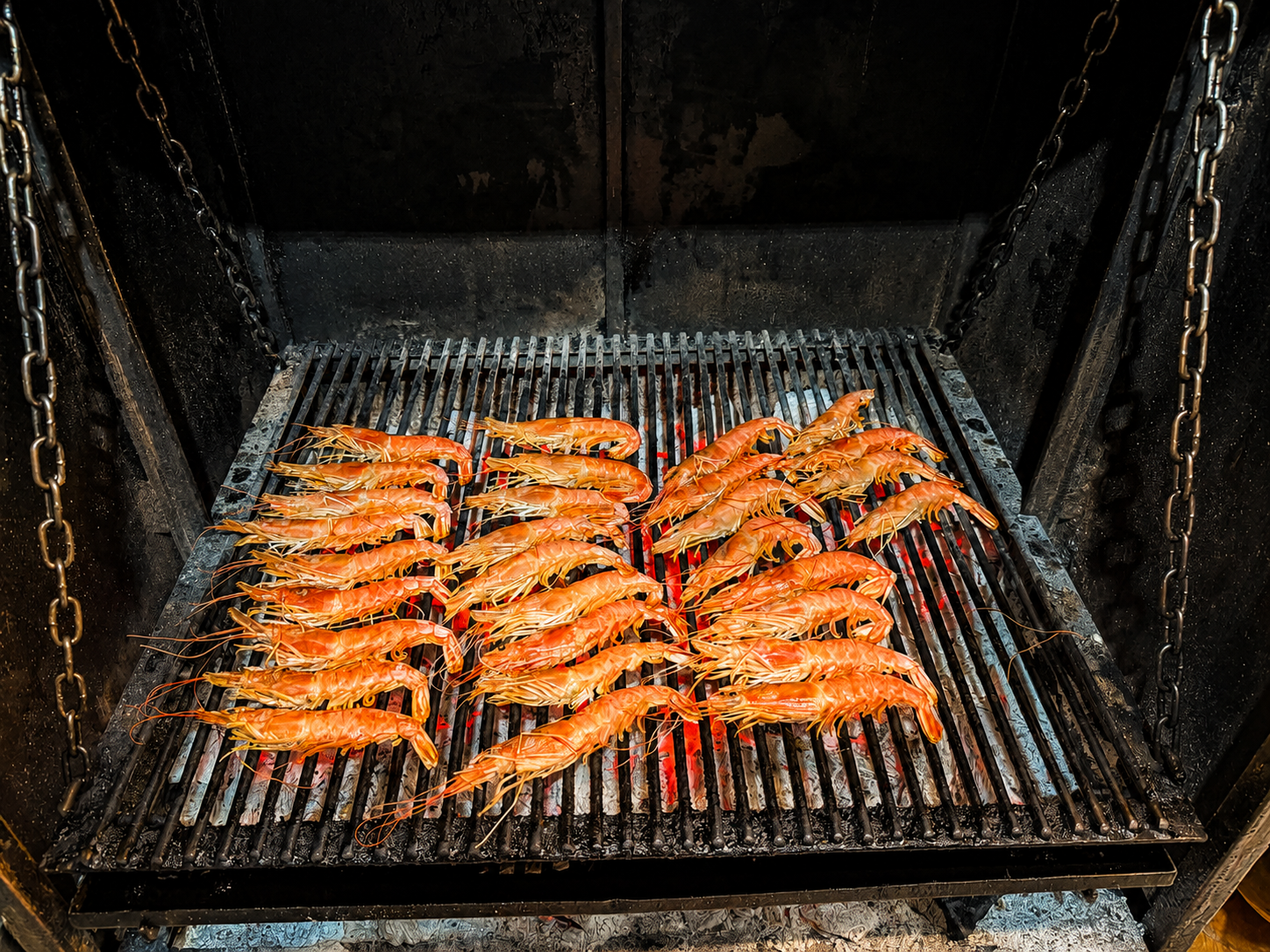Gambones a la brasa en la parrilla de Asador de Pinto Casa Álex